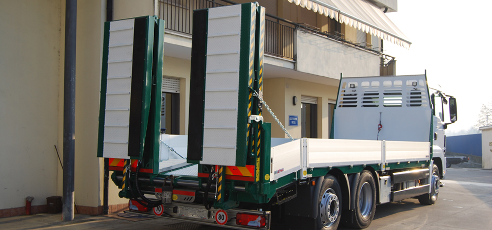 Allestimento camion per trasporto macchine operatrici