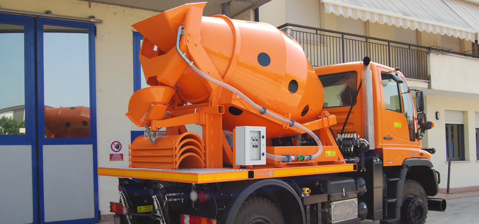 Allestimento su un autocarro MERCEDES BENZ UNIMOG U 400 con betoniera - Officine BPM