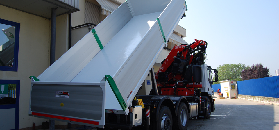 Allestimento STRALIS per edilizia con cassone capiente ribaltabile - Officine BPM