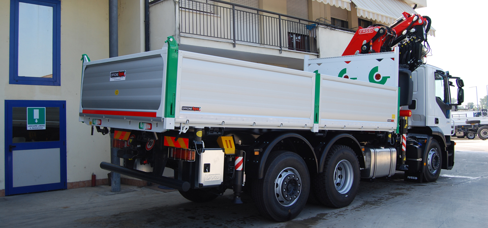 Allestimento camion restauri e demolizioni paracabina con logo - Officine BPM