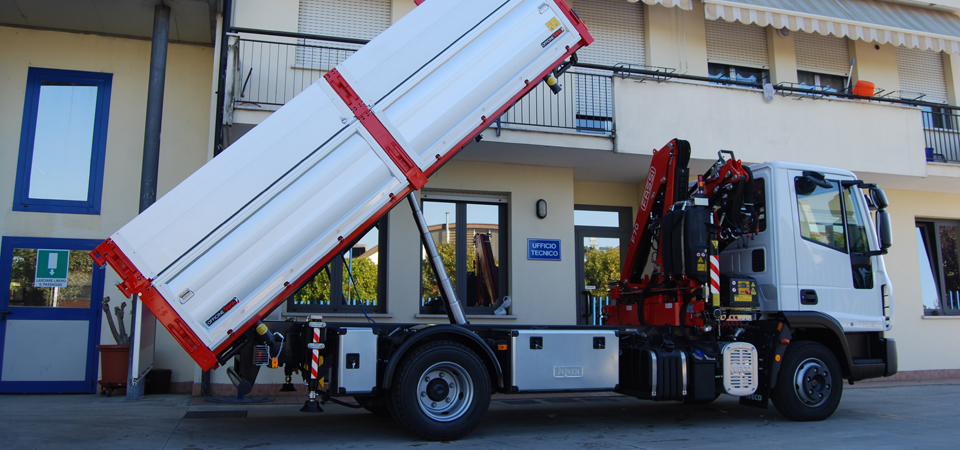 allestimento IVECO 75E18 con gru FASSI retro cabina - Officine BPM