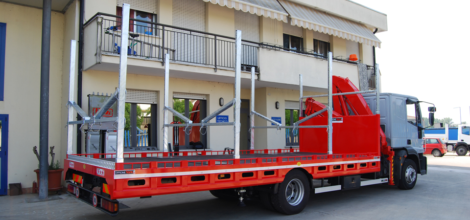 allestimento con cavalletti per trasporti impilati su pianale fisso