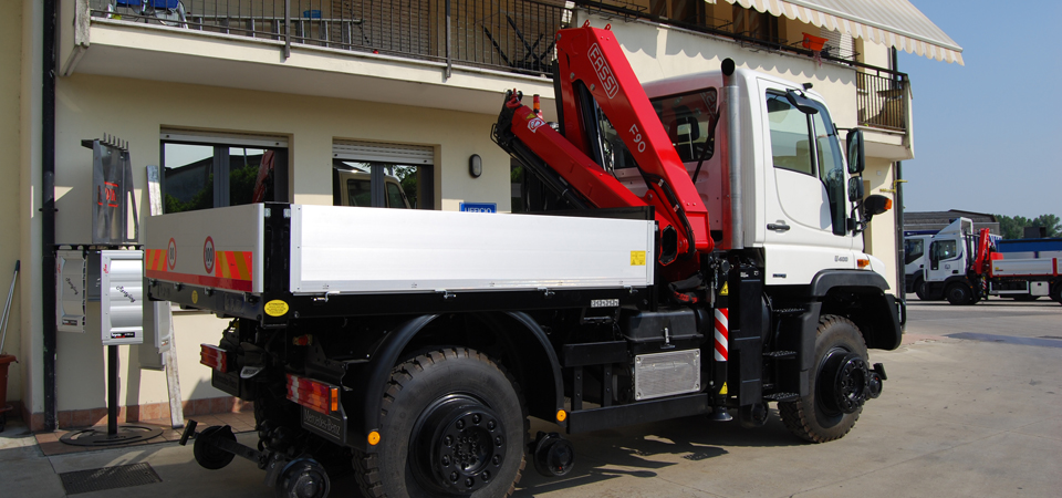 Allestimento Mercedes Unimog con impianto scarrabile strada rotaia