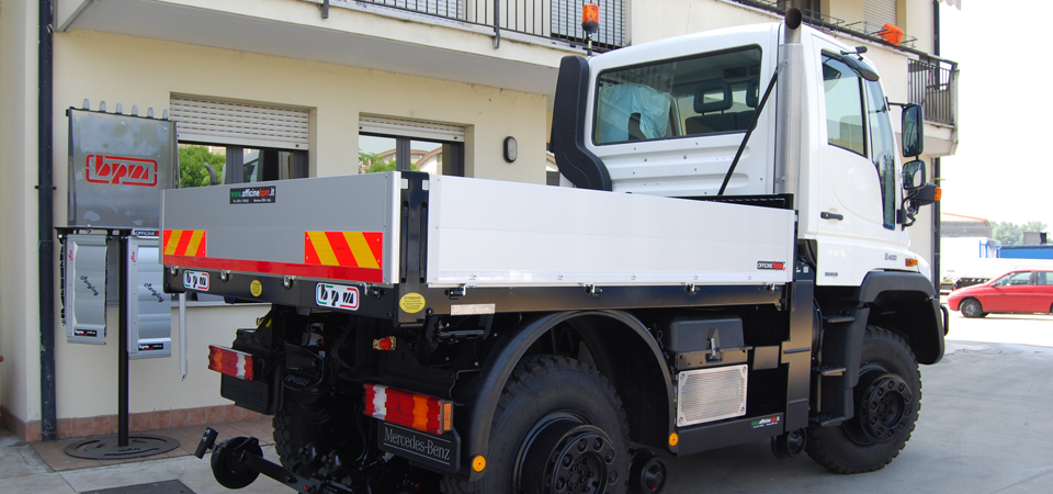 Allestimento camion per rotaia e strada con cassone alto resistenziale