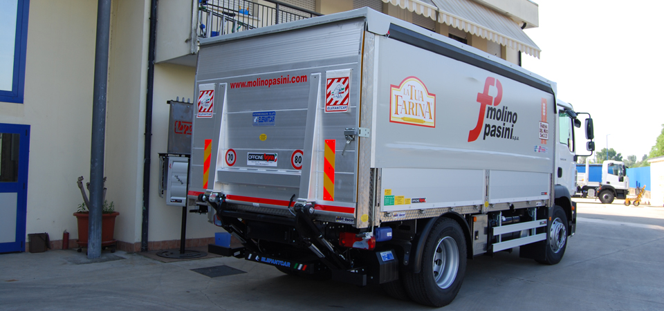 Allestimento camion per trasporto di farina e derivati dal mulino