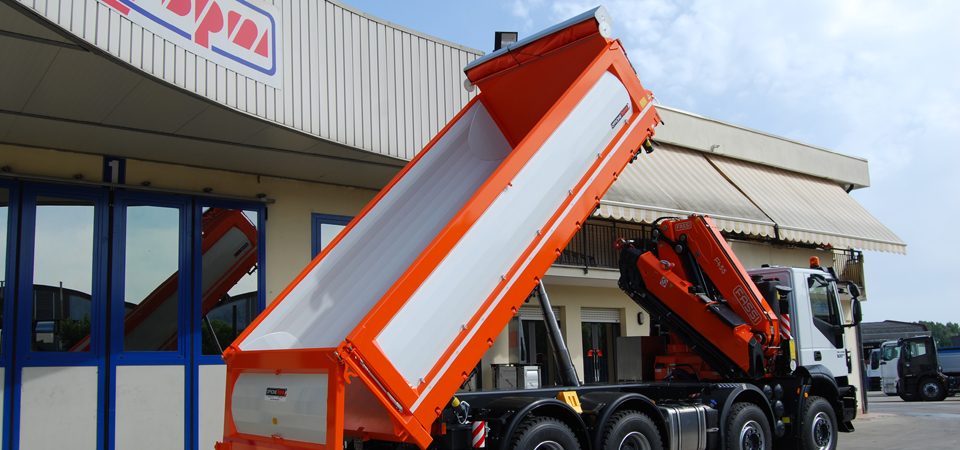 allestimento IVECO trakker con cassone ribaltabile e gru fassi retrocabina