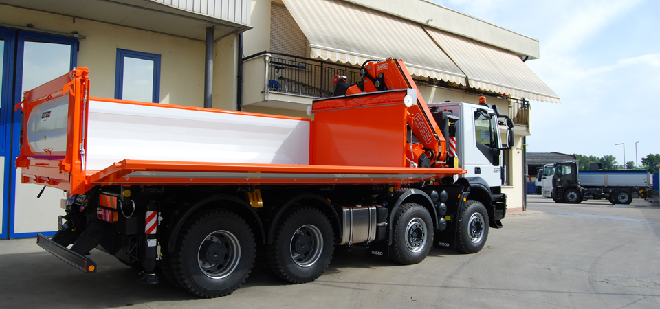 allestimento IVECO trakker con sponde idrauliche rinforzate