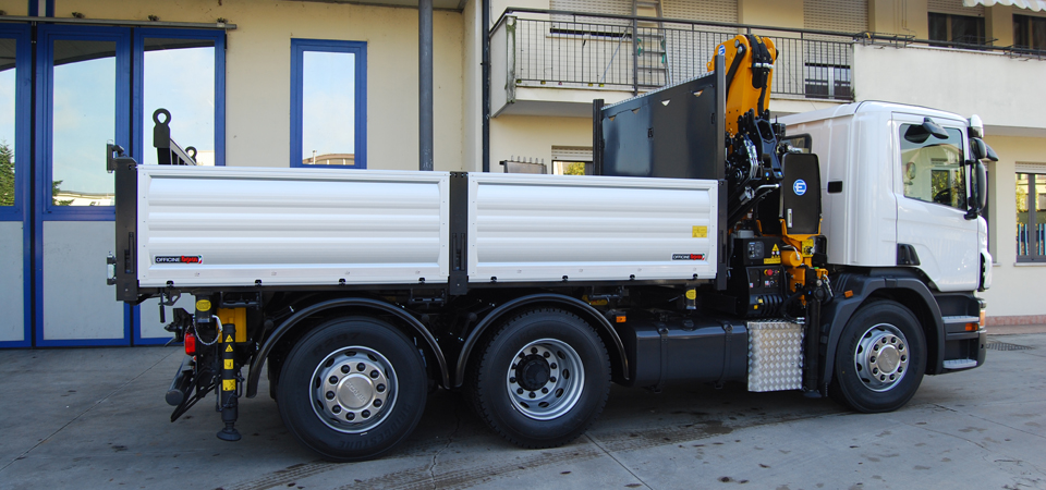 camion allestito con cassone ribaltabile trilaterale con sponde in alluminio rinforzato