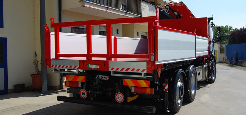 Allestiemnto autocarro con cavalletto porta pali posteriore