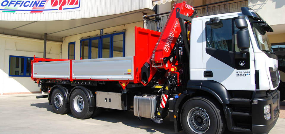 Allestimento Iveco Stralis con cavalletto porta pali anteriore