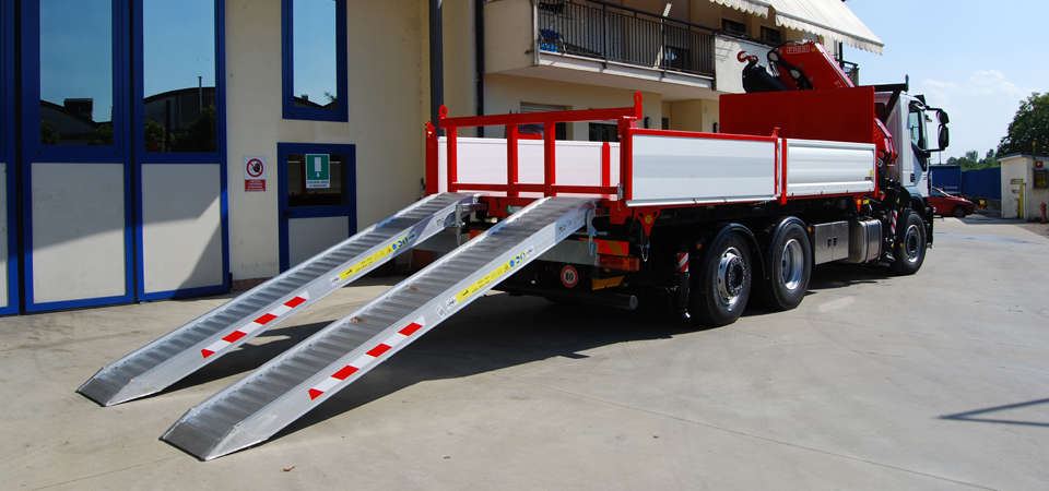 Allestimento camion con sistema rampe facili