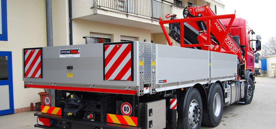 Allestimento-per-traslochi-industriali-e-trasporto-macchinari-con-gru-fassi-F455RAC