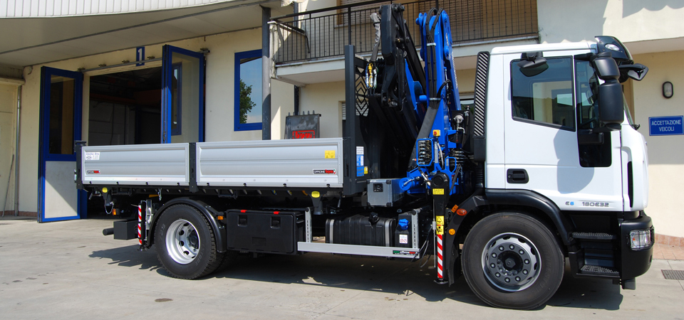 Allestimento-iveco-180e32P--per-imprese-edili-con-gru-bonfiglioli