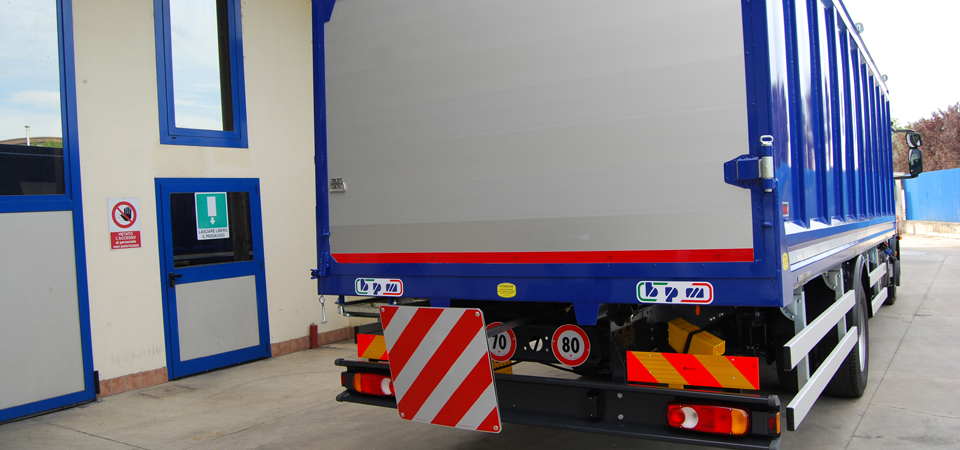 Allestimento-IVECO-140-E22--con-tabella-d'ingombro-posteriore-sfilabile