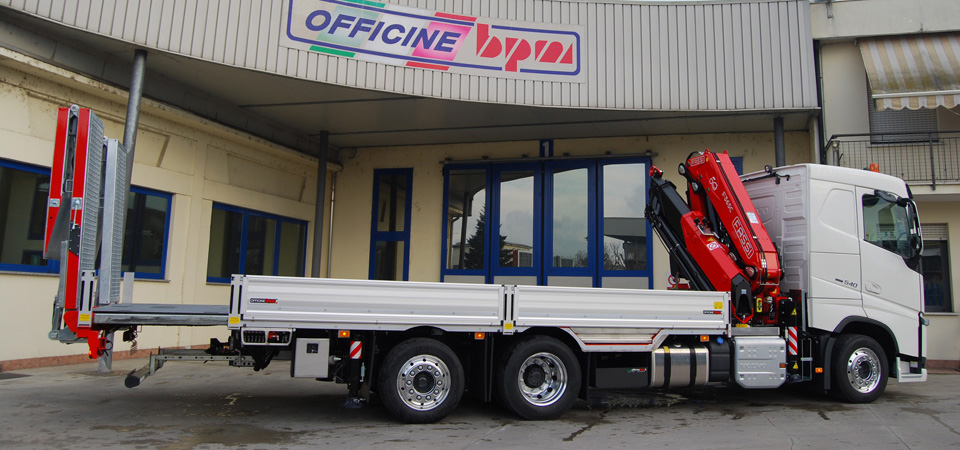 Allestimento-Camion-per-il-settore-agricolo-con-gru-fassi