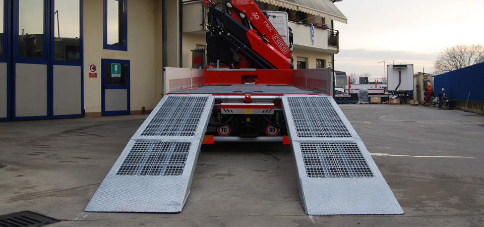 Allestimento-Camion-per-il-settore-agricolo-con-rampe-idrauliche-posteriori-traslabili