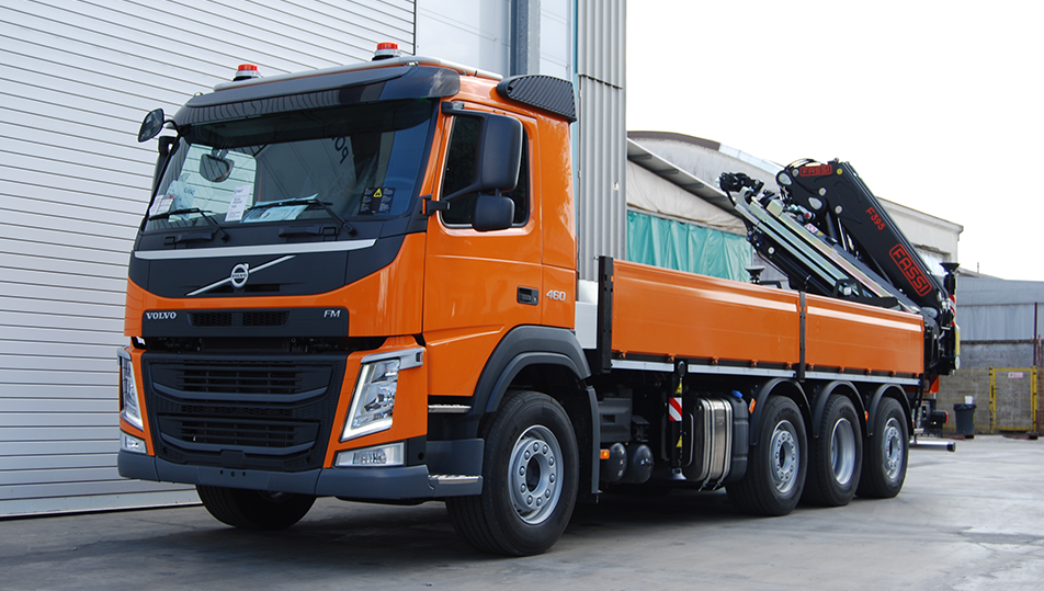 Un nuovo allestimento: scopri il camion con cassone fisso e gru reversibile Fassi che abbiamo realizzato.