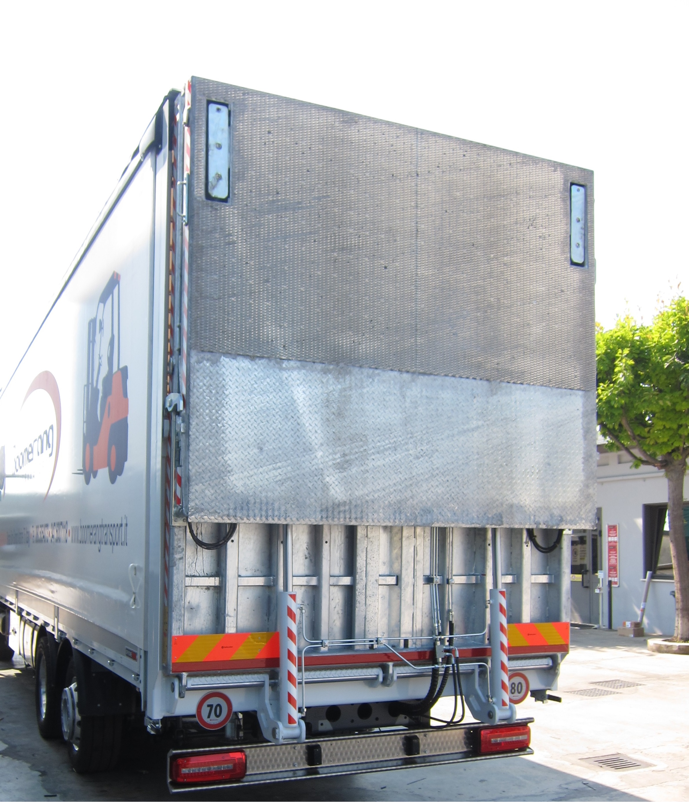 Allestimento camion: cassone fisso ribassato con rampa idraulica per il trasporto di macchine operatrici e macchinari da cantiere