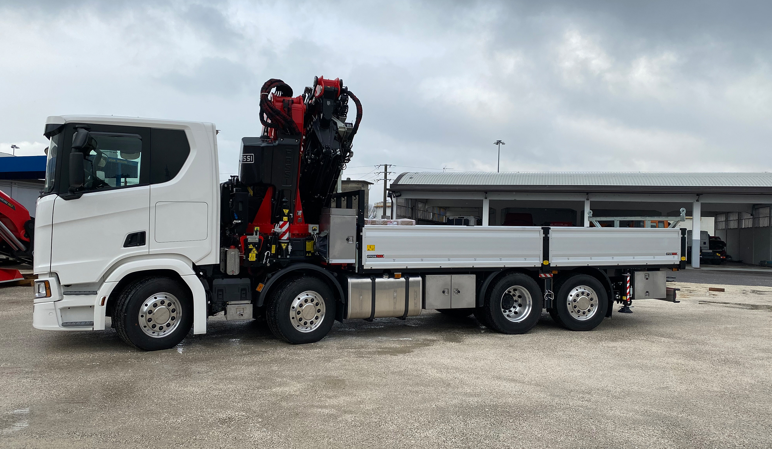 Allestimento di un camion per un’azienda di trasporti e logistica: una realizzazione di Officine BPM