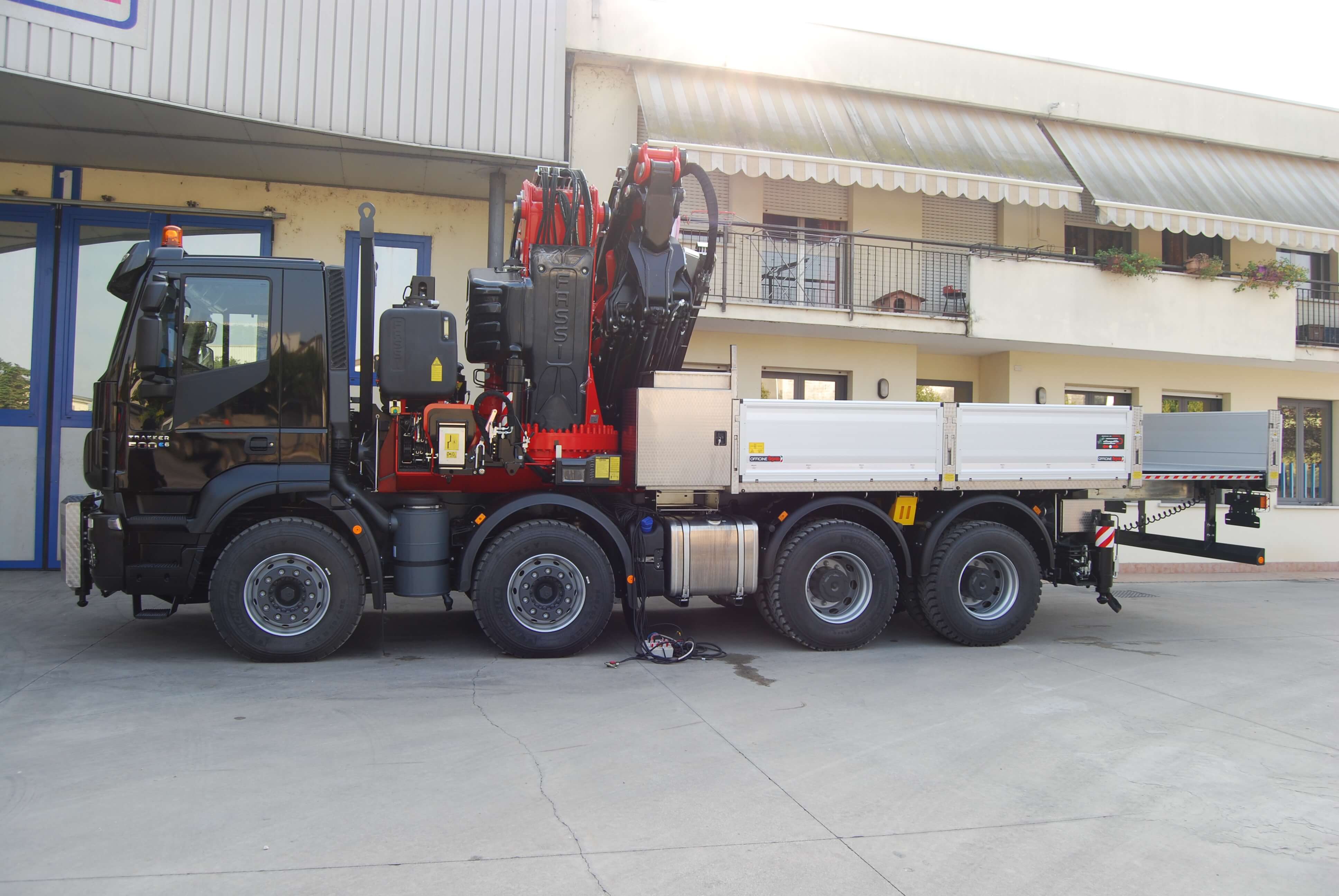 Iveco Trakker AD 410 T50/P con gru Fassi