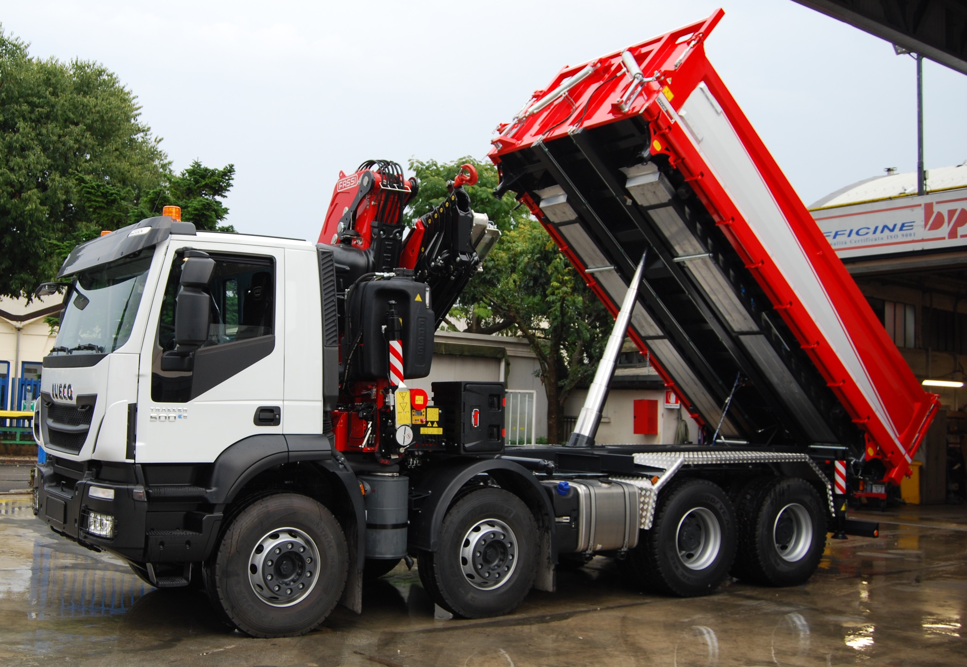 CASSONE RIBALTABILE TRILATERALE con SISTEMA RAMPE FACILI e GRU FASSI F365A.2.26 su IVECO TRAKKER AD410T50