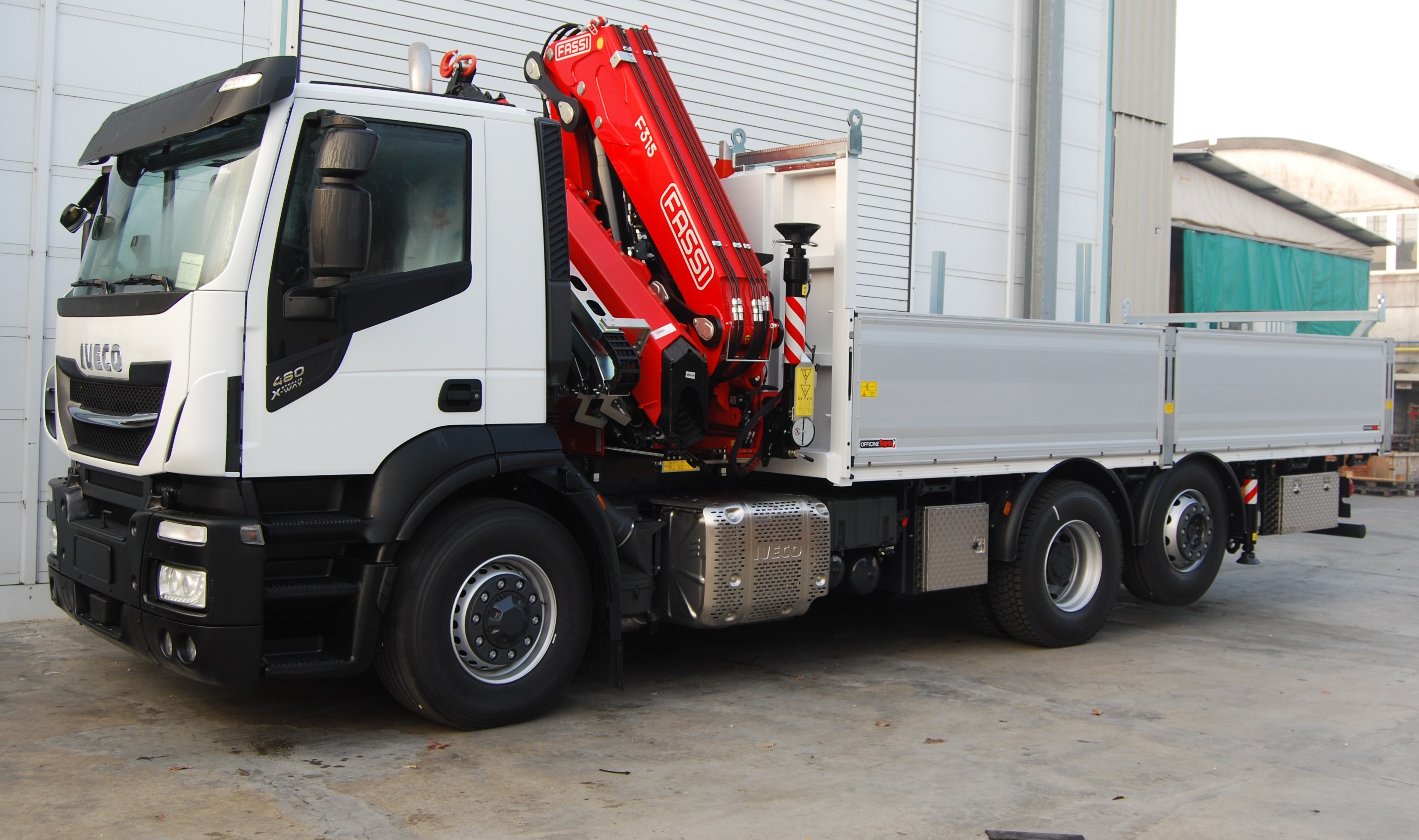 CASSONE FISSO con GRU FASSI F315A.2.27 su IVECO AD260X48Y/PS