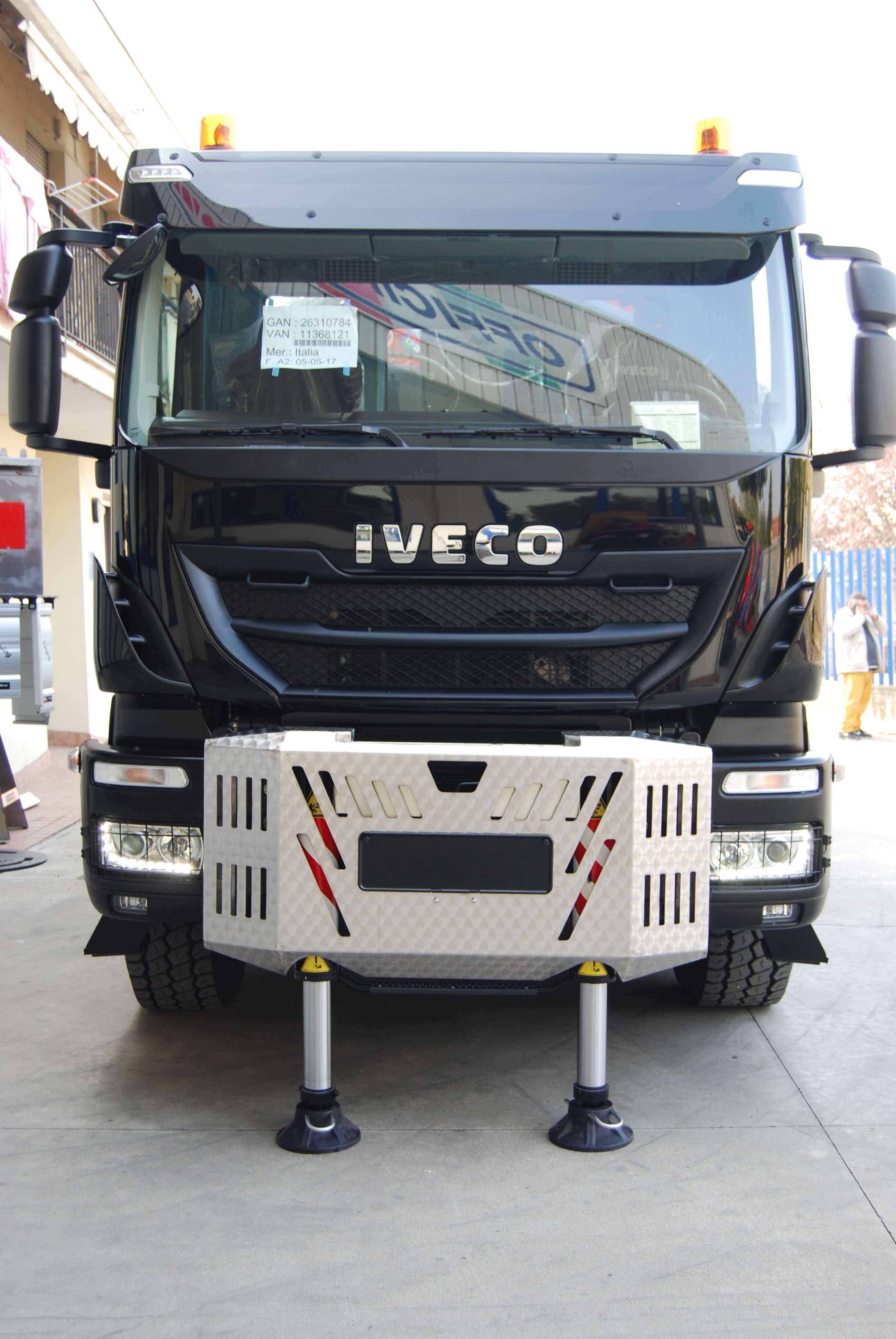 Iveco Trakker AD 410 T50/P con gru Fassi