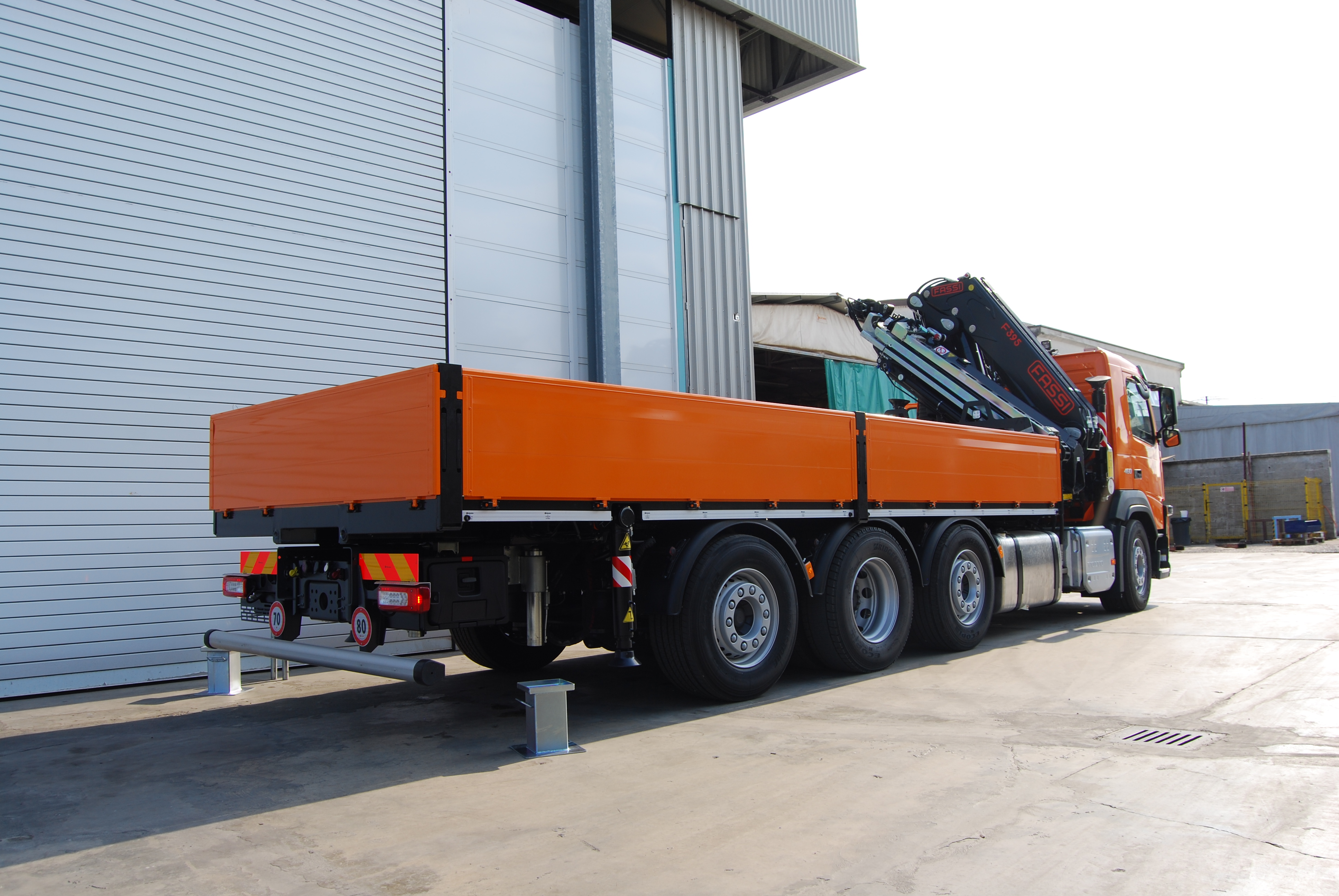 Gru reversibile su camion con cassone fisso