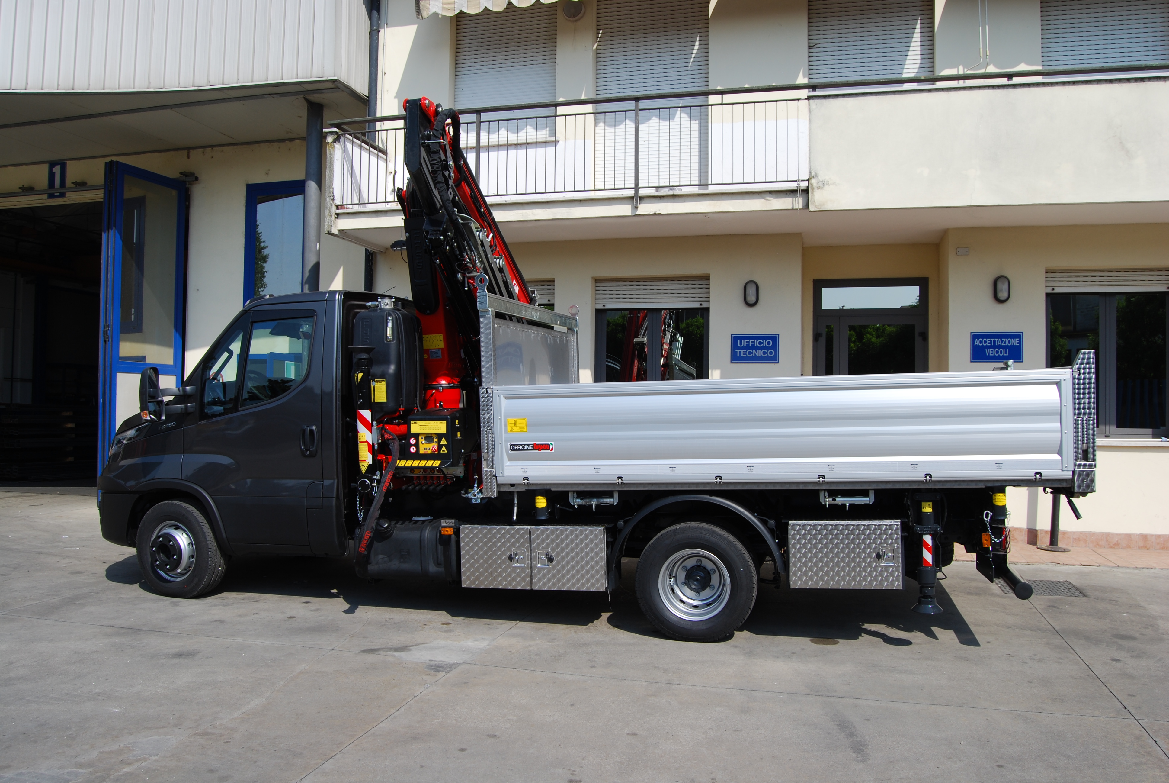 CASSONE RIBALTABILE TRILATERALE con GRU FASSI F90B.2.23 su IVECO DAILY 70C18