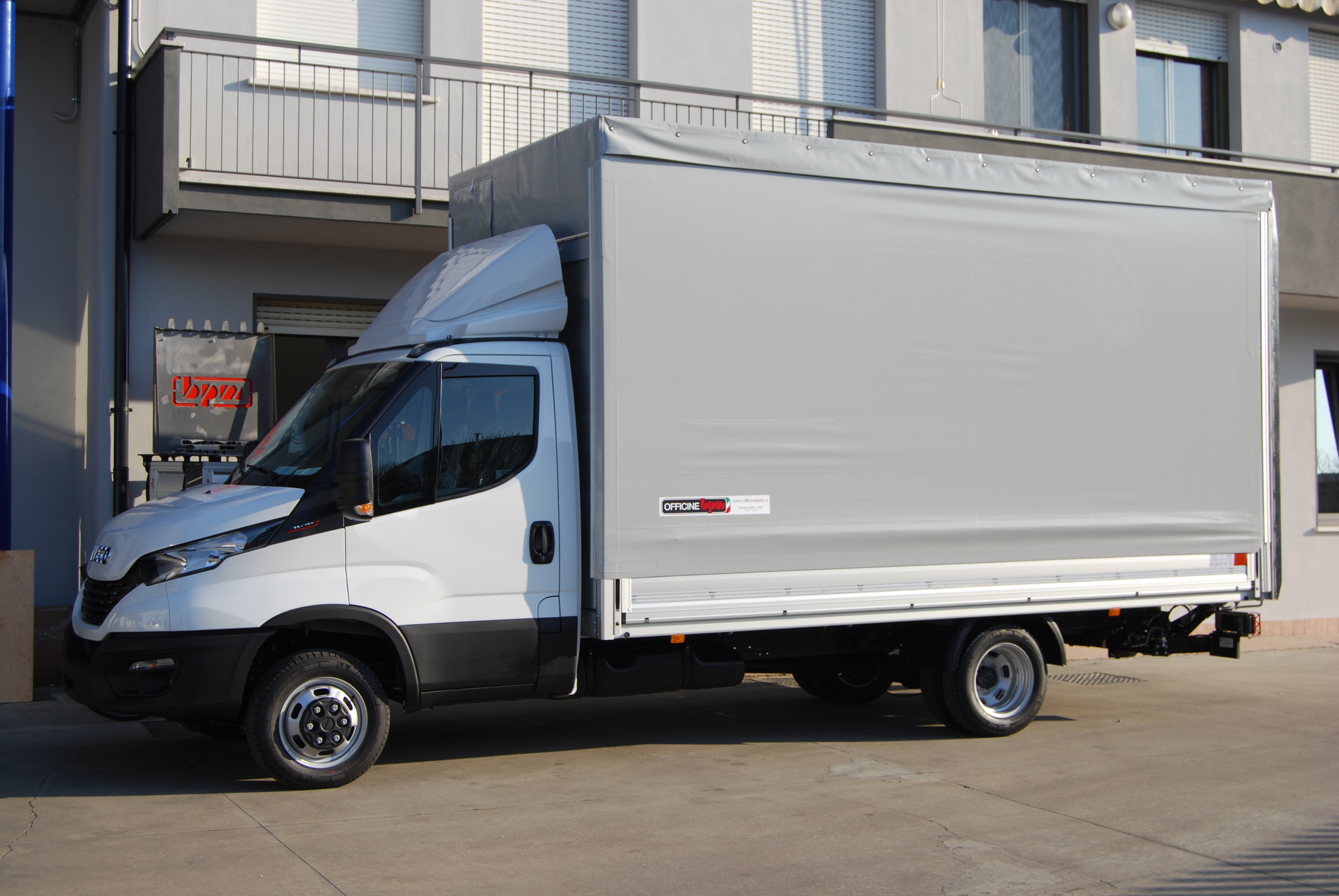 CASSONE FISSO con CENTINA FISSA e SPONDA CARICATRICE su IVECO DAILY 35C16