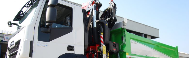 CASSONE RIBALTABILE TRILATERALE con GRU FASSI F315RAC.2.26 su IVECO AD410T50