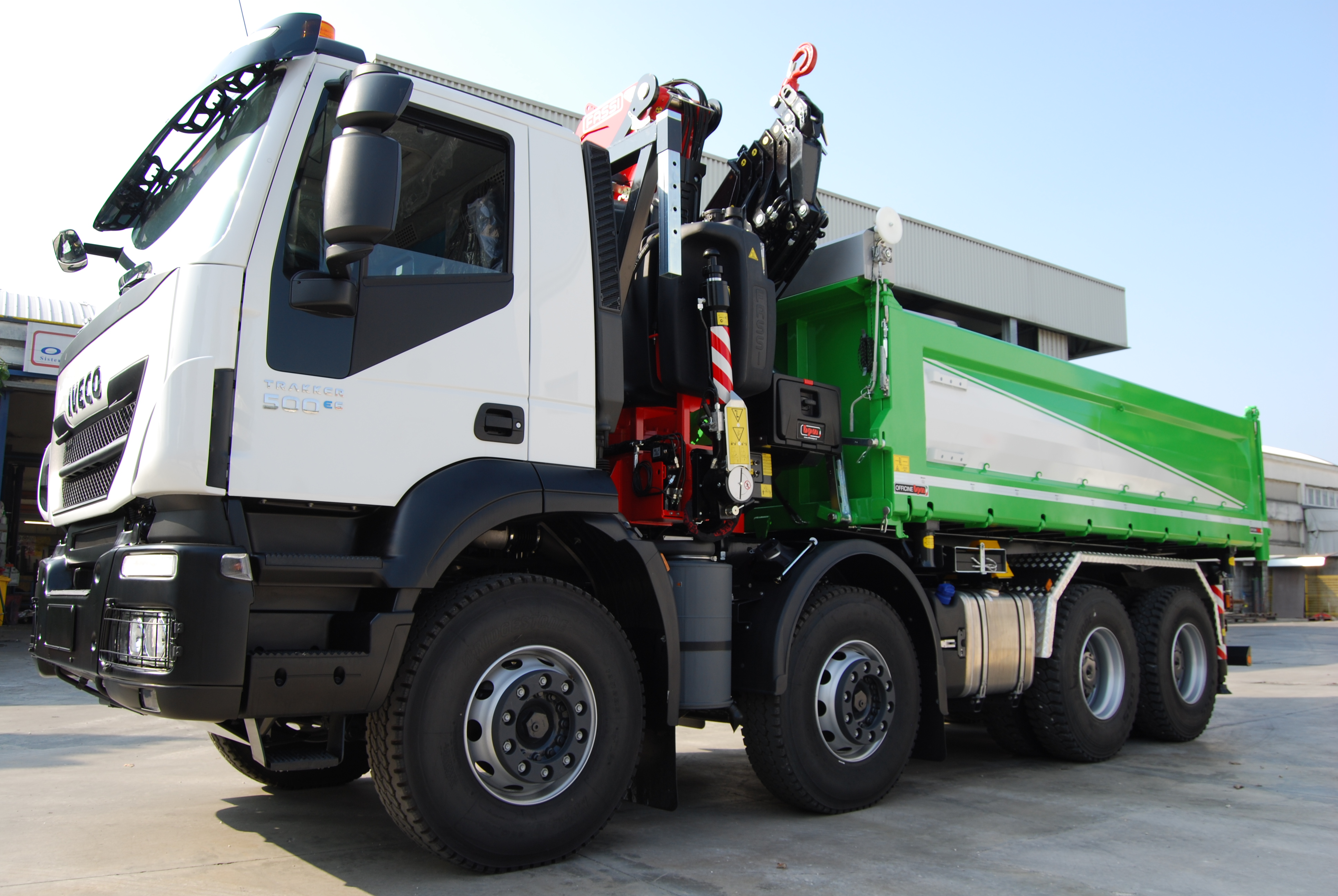 CASSONE RIBALTABILE TRILATERALE con GRU FASSI F315RAC.2.26 su IVECO AD410T50