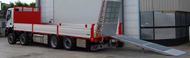 CASSONE FISSO RIBASSATO con RAMPE IDRAULICHE e VERRICELLO su IVECO STRALIS AD260S46 (trasformato 4 assi)