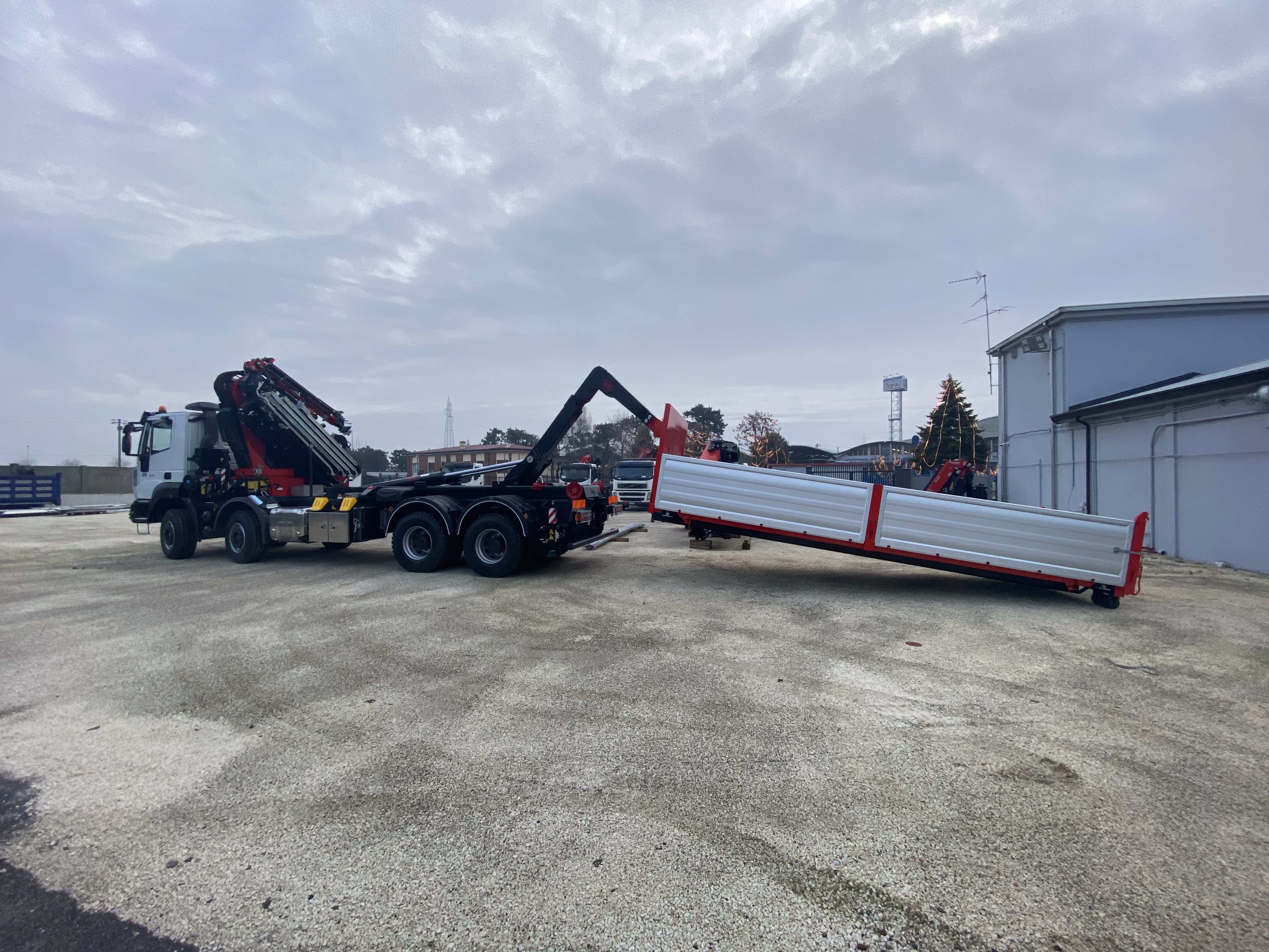 Nuovo allestimento: ecco il camion per il trasporto di merci industriali che abbiamo realizzato per il nostro cliente di Malta