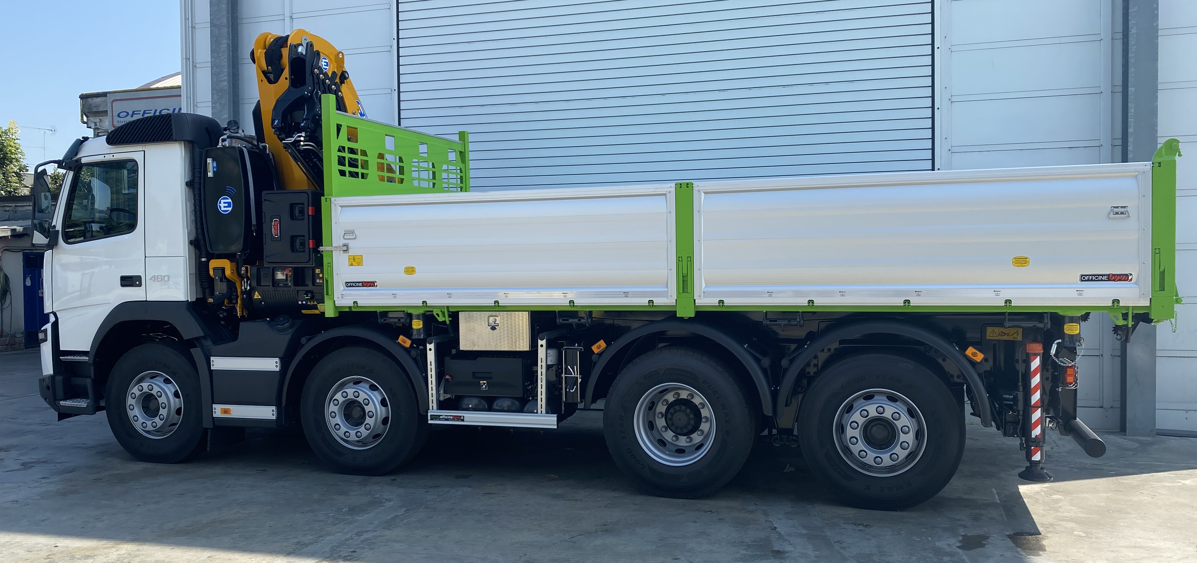 CASSONE RIBALTABILE TRILATERALE con GRU EFFER 315 6S su VOLVO FMX 460 82 FR