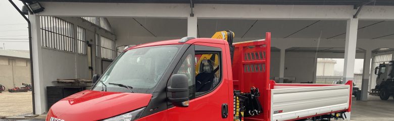 CASSONE RIBALTABILE TRILATERALE con GRU FASSI F40A.0.24 su IVECO DAILY 70C18H