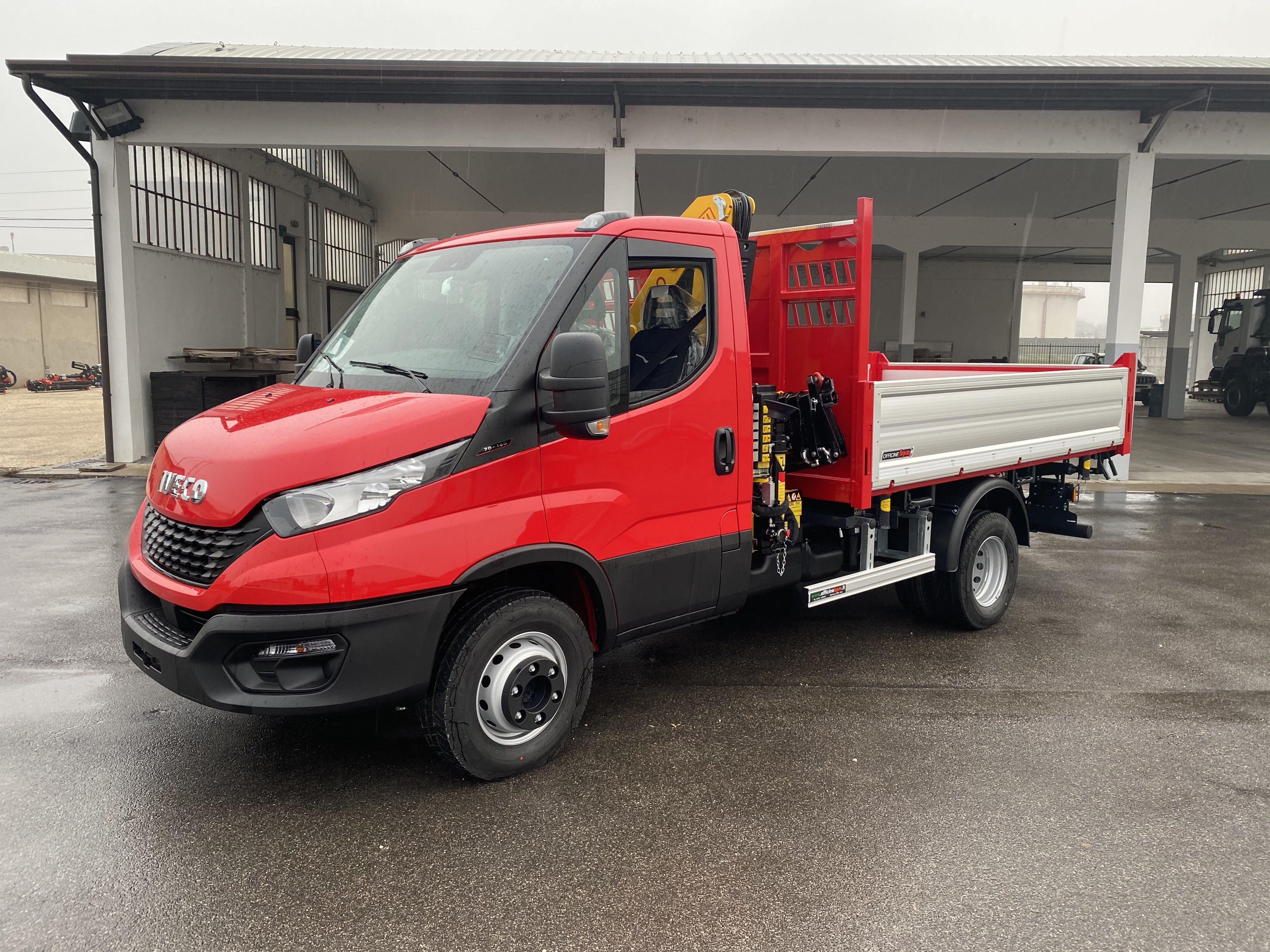 CASSONE RIBALTABILE TRILATERALE con GRU FASSI F40A.0.24 su IVECO DAILY 70C18H