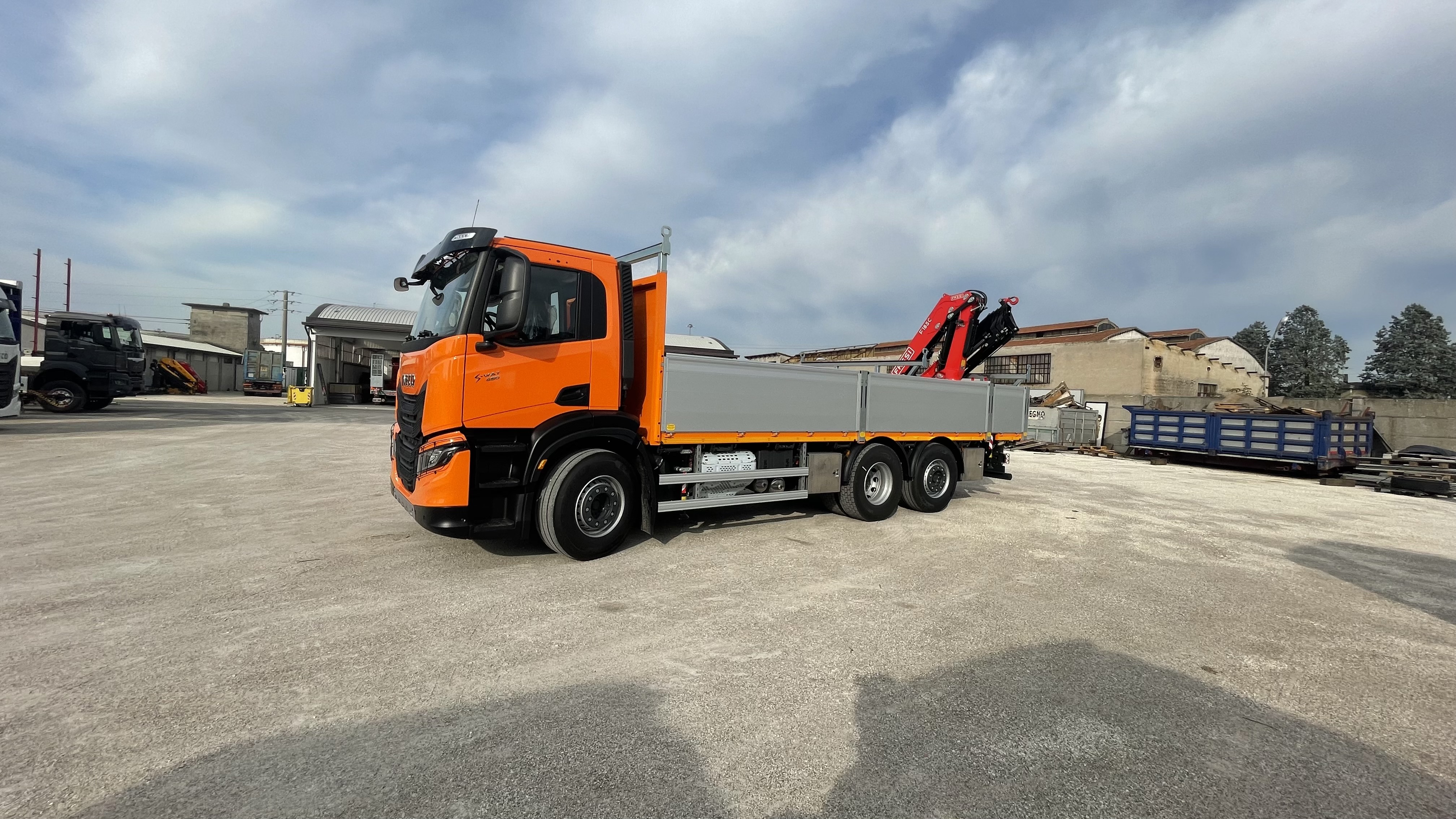 CASSONE FISSO con GRU FASSI F185 AC.2.25 demontabile su IVECO AD260 X48Y/FS CM