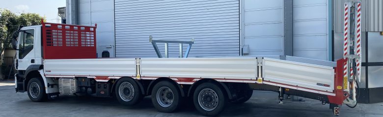 CASSONE FISSO RIBASSATO con RAMPE IDRAULICHE TRASLABILI su IVECO AD320S36Y/PS