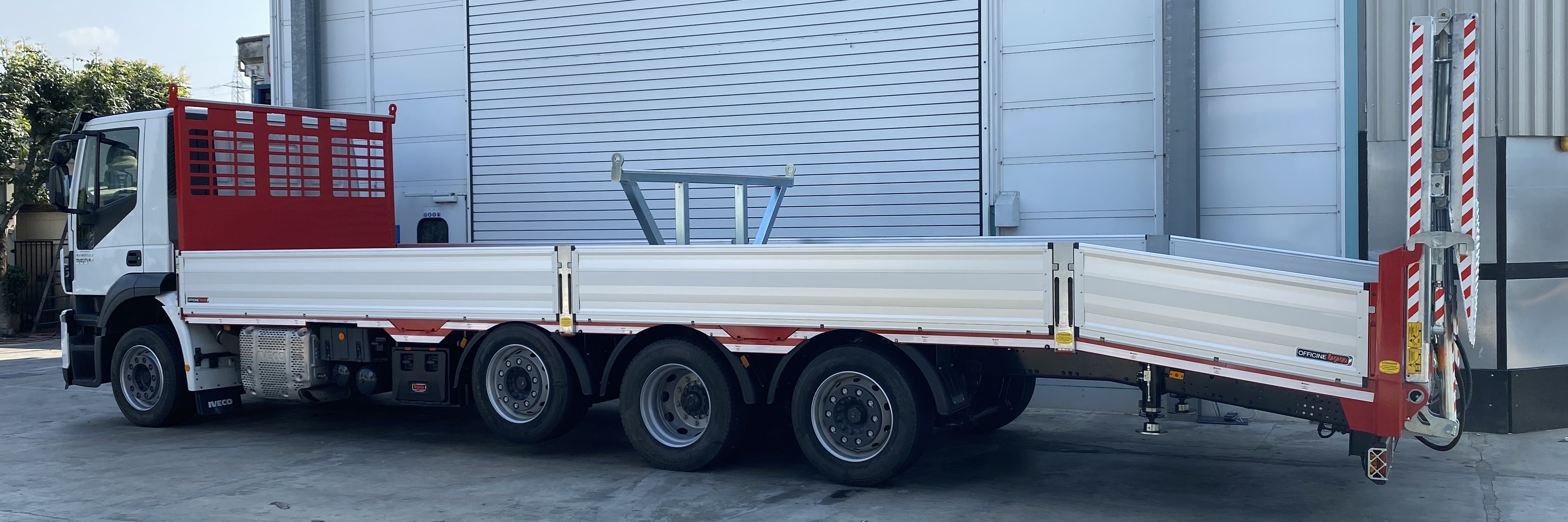 CASSONE FISSO RIBASSATO con RAMPE IDRAULICHE TRASLABILI su IVECO AD320S36Y/PS