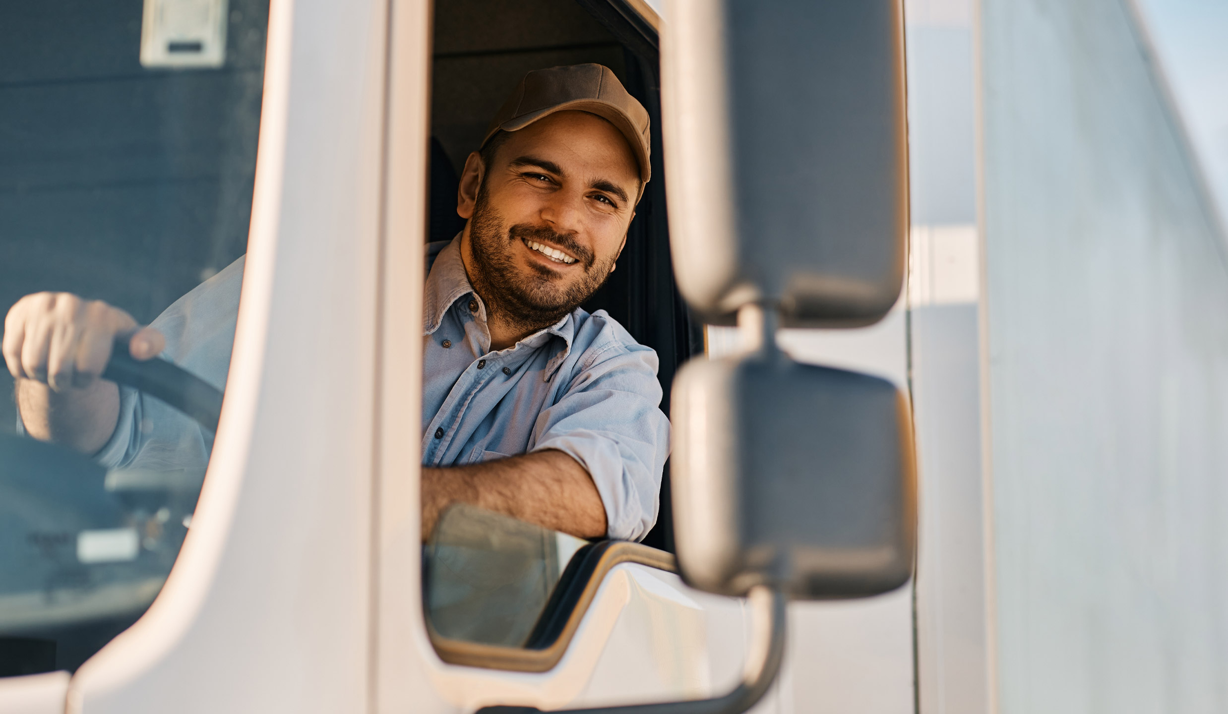 autista sorridente su autocarro