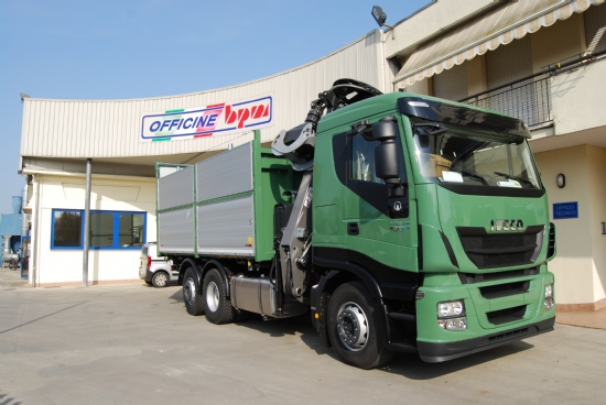 CASSONE RIBALTABILE TRILATERALE + CARICATORE PENZ RETROCABINA su IVECO STRALIS 260S50