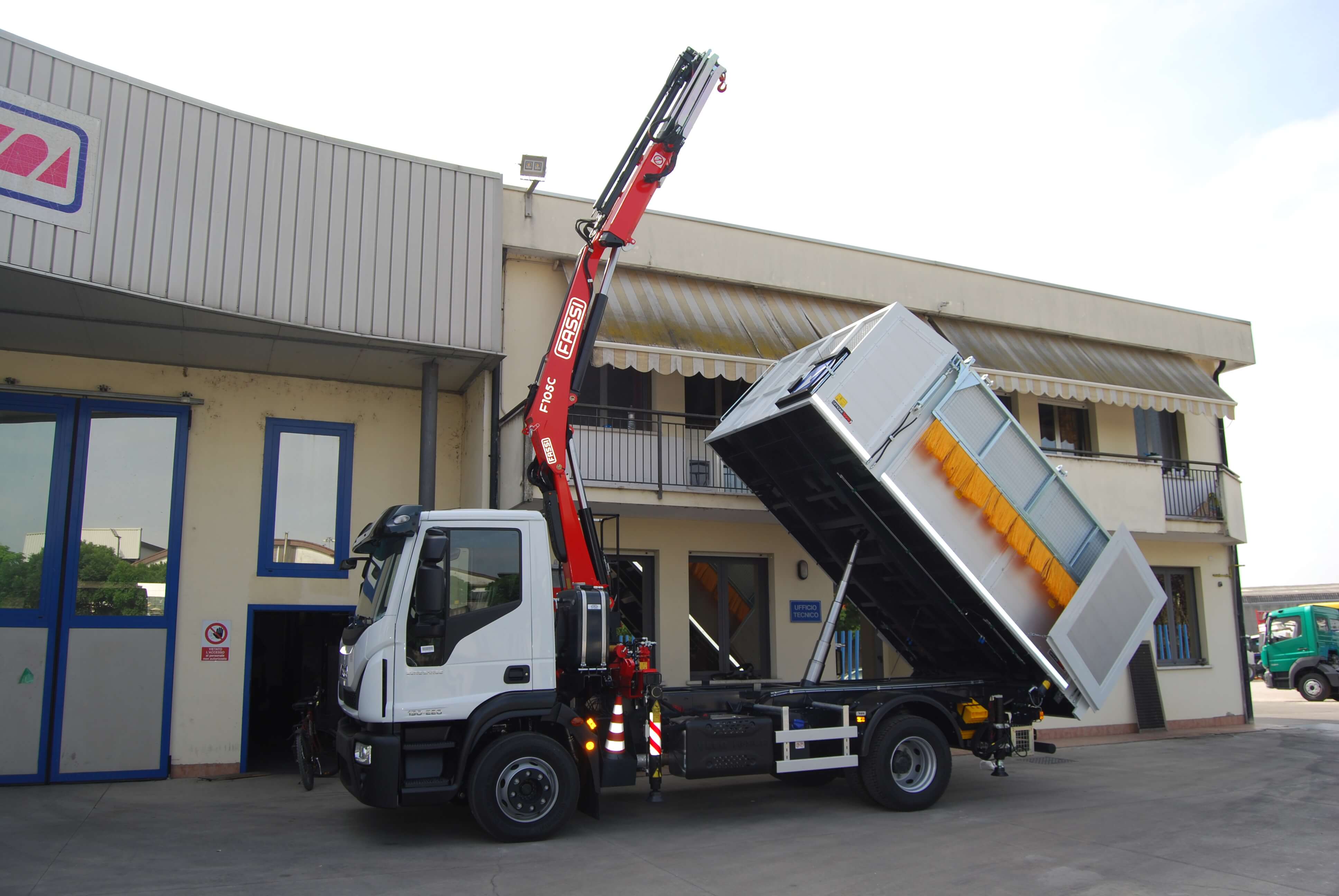 Iveco Eurocargo ML 150 con Cassone ribaltabile posteriore e Gru Fassi