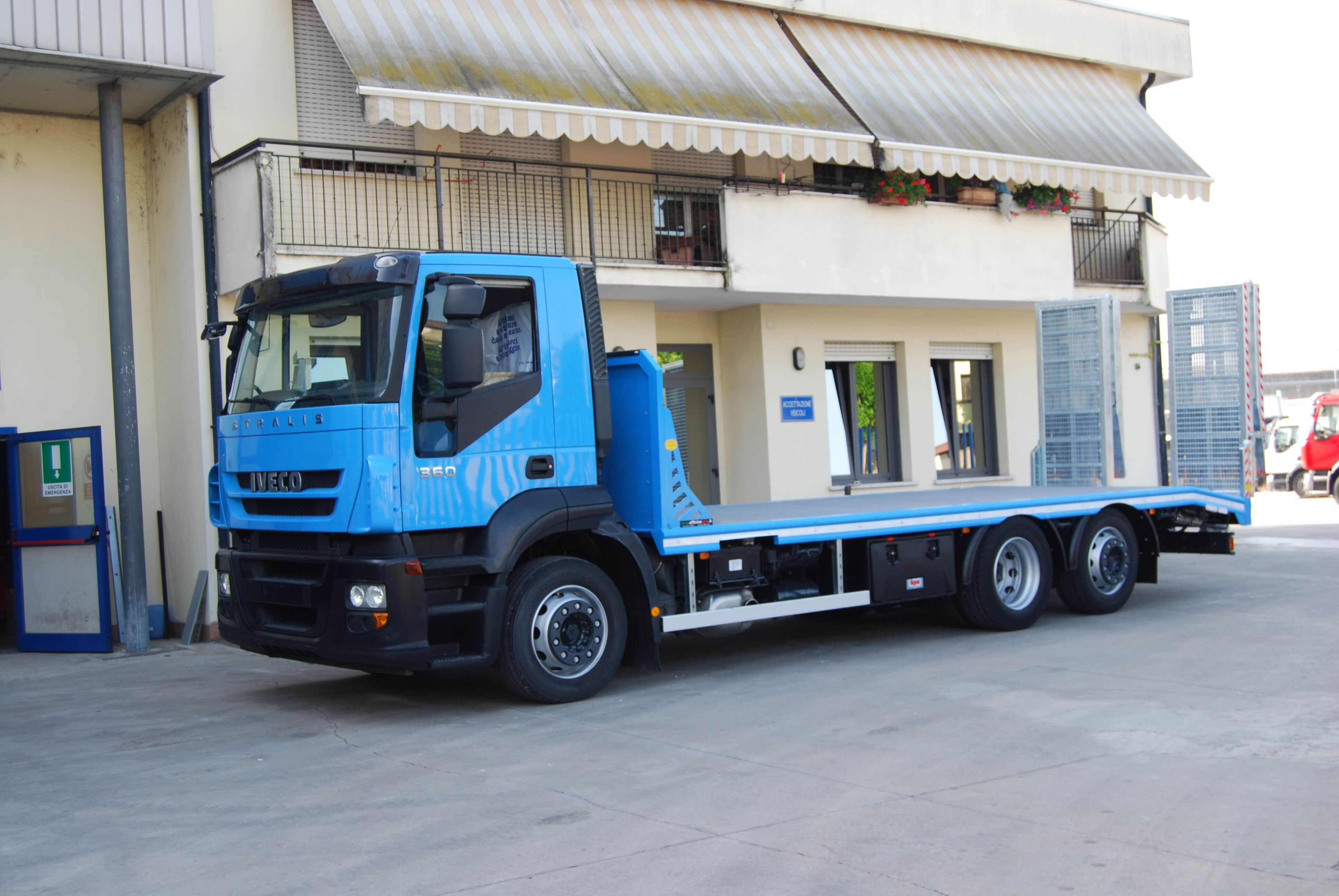 Iveco Stralis AD260 con carrellone e verricello