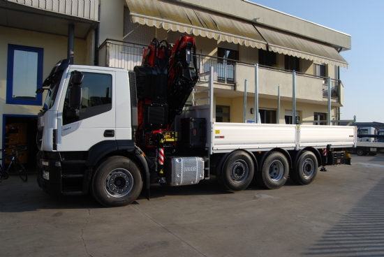 IVECO AD 260 S48 Y/PS CASSONE FISSO + FASSI F455RA.2.25